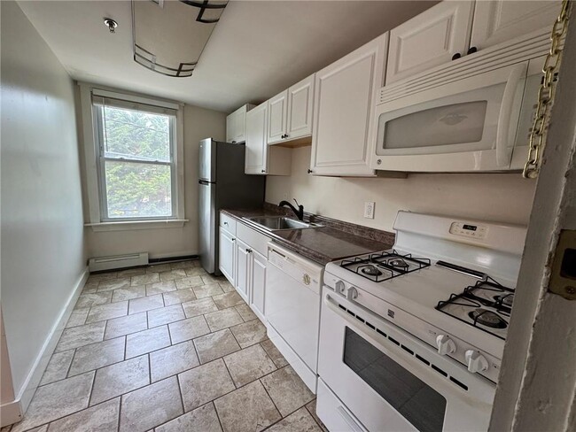 40-40 Freebody St in Newport, RI - Building Photo - Building Photo