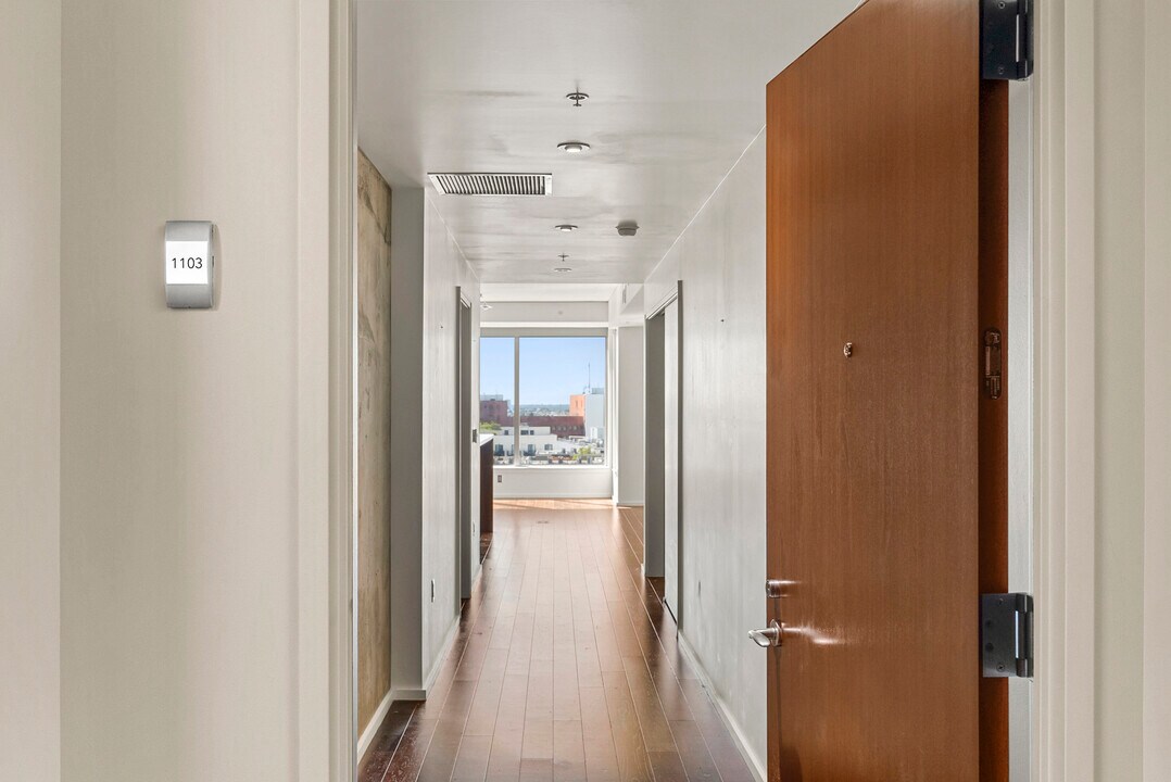 1155 S Grand Ave, Unit 1103 in Los Angeles, CA - Building Photo