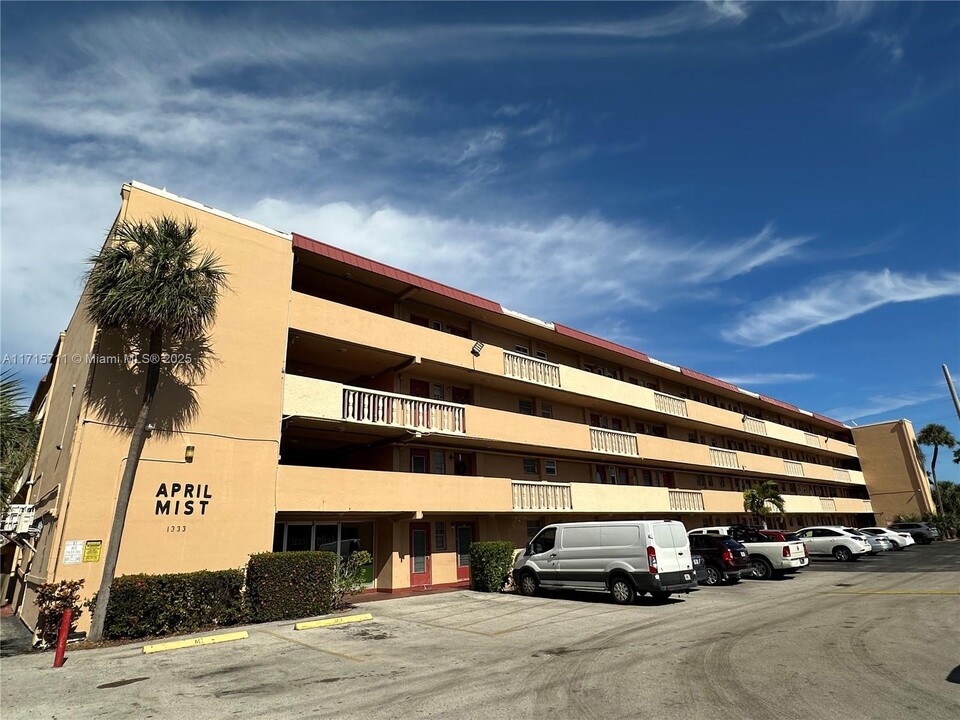 1333 E Hallandale Beach Blvd in Hallandale Beach, FL - Building Photo