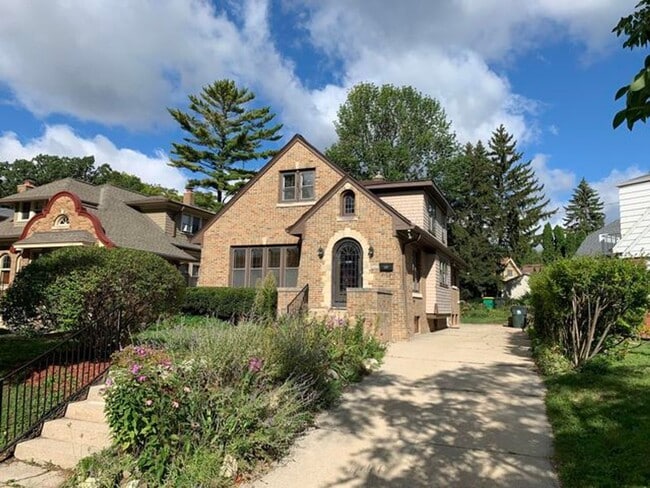 property at 1424 E Olive St