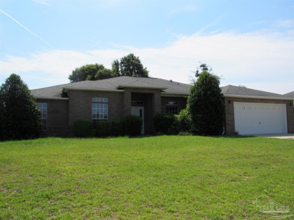 7061 Season Dr in Milton, FL - Building Photo