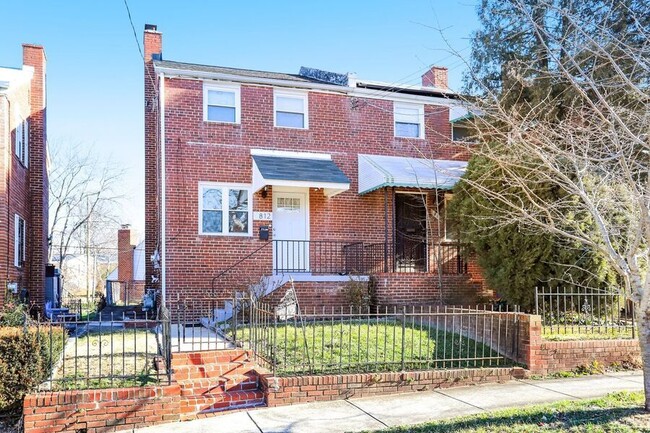 812 Burns St SE in Washington, DC - Building Photo - Building Photo