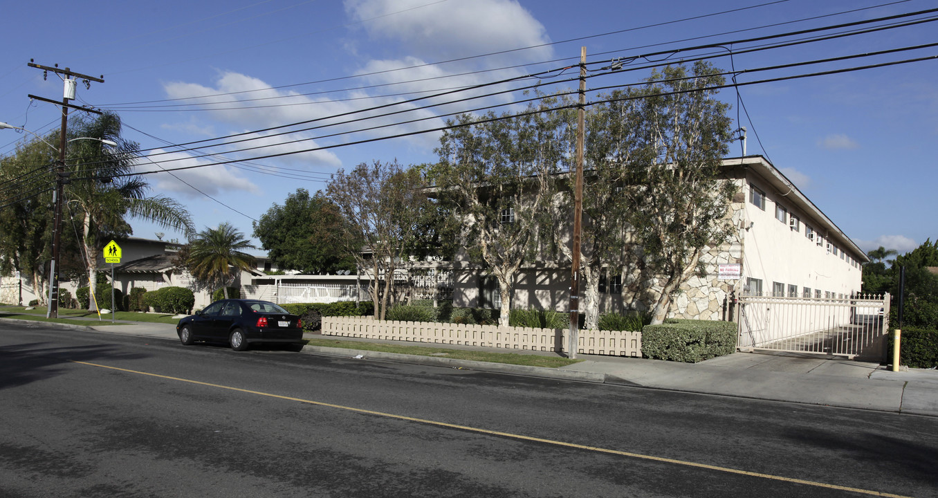 Windsor Manor Apartments in Buena Park, CA - Building Photo