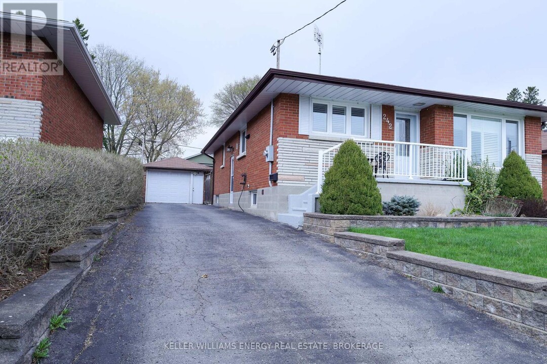 242 Chadburn St in Oshawa, ON - Building Photo