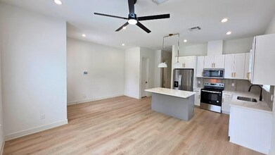 6528 Weston St in Houston, TX - Building Photo - Building Photo