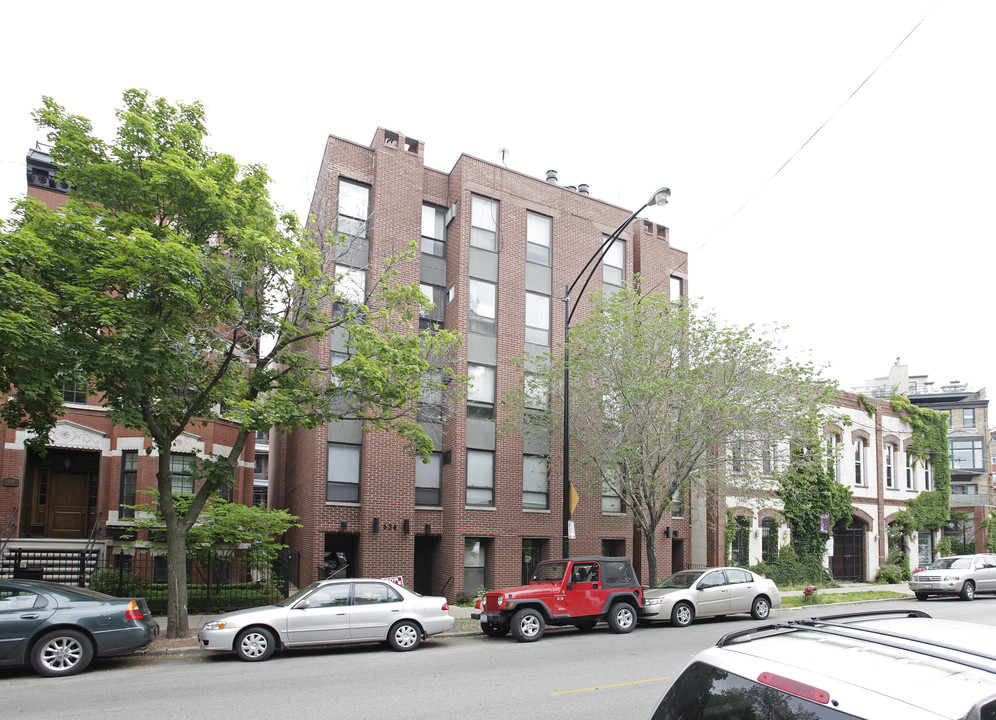 636 W Webster Ave in Chicago, IL - Foto de edificio