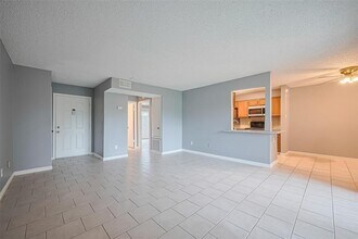 8541 Sands Point Dr in Houston, TX - Foto de edificio - Building Photo