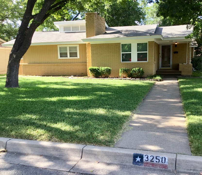 3250 Bilglade Rd in Fort Worth, TX - Foto de edificio