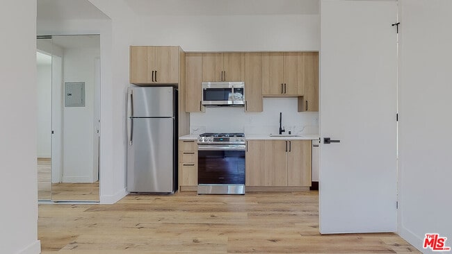 4460 W Maplewood Ave in Los Angeles, CA - Building Photo - Building Photo