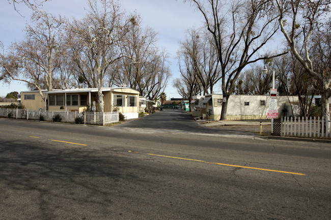 Town & Country Trailer Park in Sacramento, CA - Building Photo - Building Photo