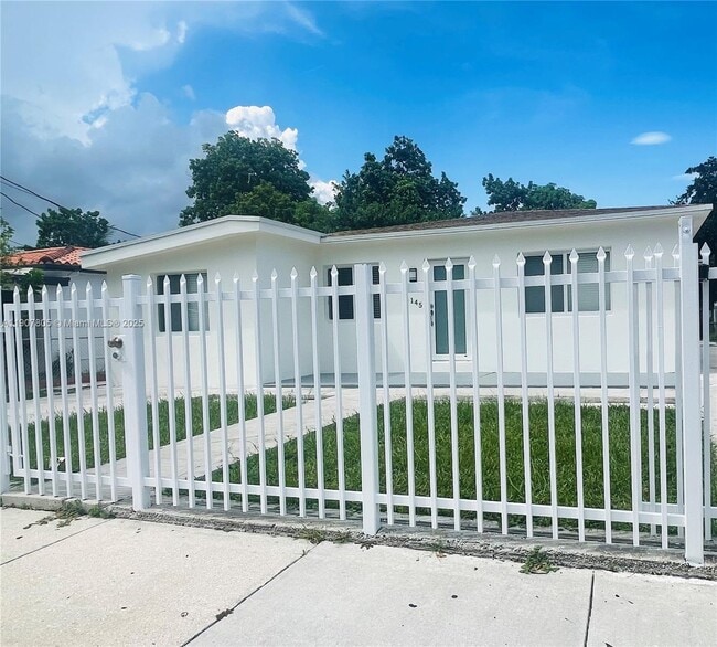 1145 NW 25th St in Miami, FL - Building Photo - Building Photo