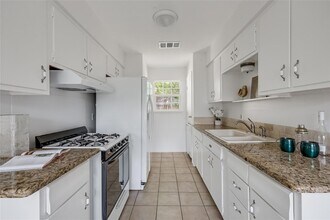 8221 Renton Dr in Austin, TX - Building Photo - Building Photo