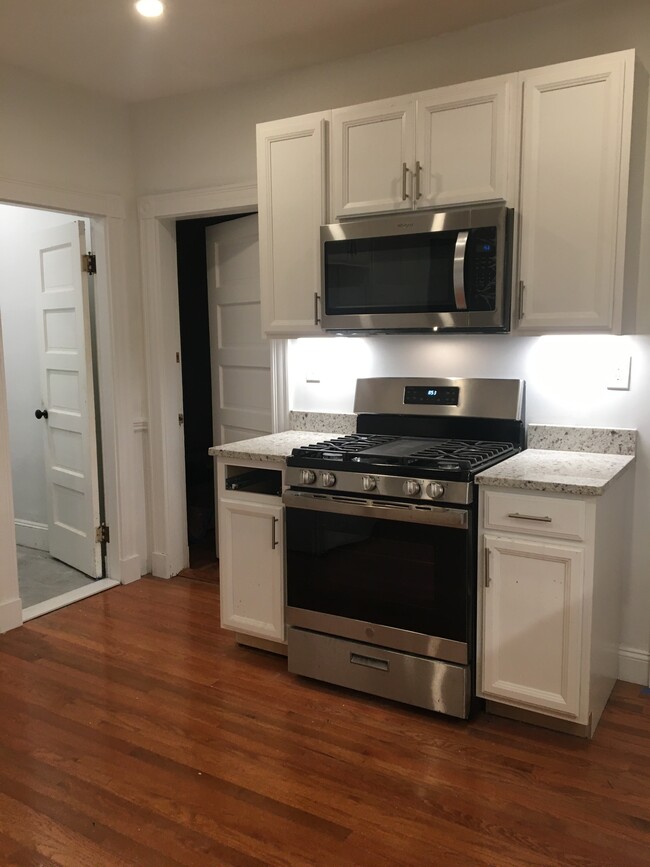 11 Harold St, Unit 2 in Somerville, MA - Foto de edificio - Building Photo