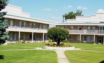 Arrowhead Mall Apartments in Waterford, MI - Building Photo - Building Photo