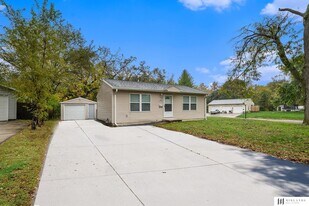 7425 S 69th St in La Vista, NE - Building Photo