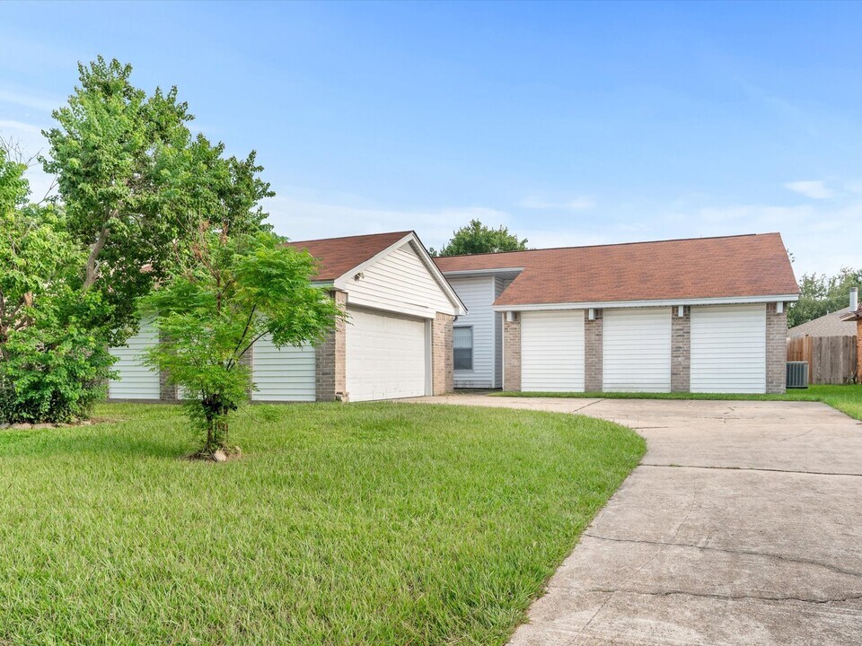 13515 Wimbledon Oaks Dr in Houston, TX - Building Photo