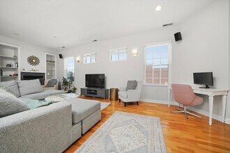 2024 W Roscoe St, Unit 3 in Chicago, IL - Building Photo - Building Photo
