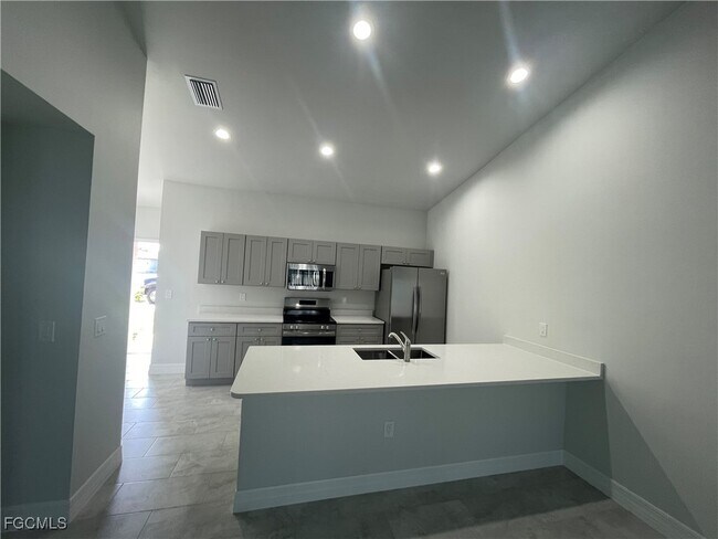 1501 Gleason Pkwy in Cape Coral, FL - Building Photo - Building Photo