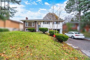 406 Tamarack Dr in Waterloo, ON - Building Photo