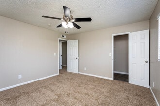 Meadowbrook Apartments in Reedley, CA - Building Photo - Interior Photo