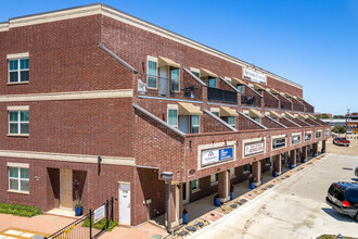 251 S Mill St in Lewisville, TX - Foto de edificio - Building Photo