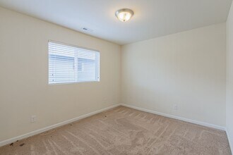 1124 27th St NW in Puyallup, WA - Foto de edificio - Building Photo
