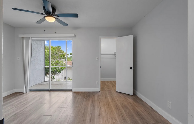 8850 Blind Pass Rd in St Pete Beach, FL - Building Photo - Building Photo