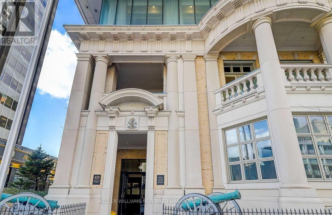 426-1426 University Ave in Toronto, ON - Building Photo