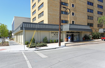 Dickinson Place in Dallas, TX - Foto de edificio - Building Photo