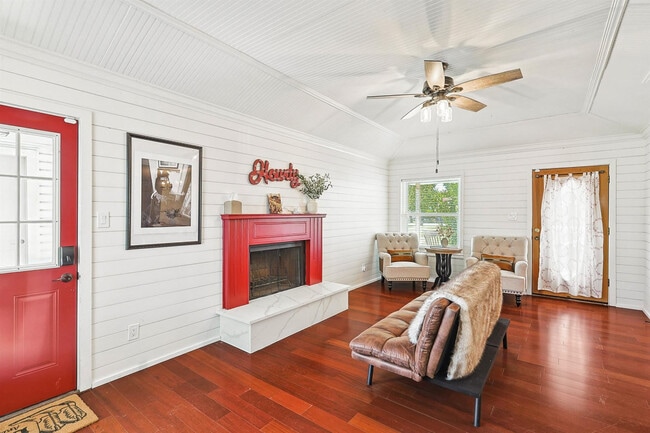 property at 300 Settler's Trl