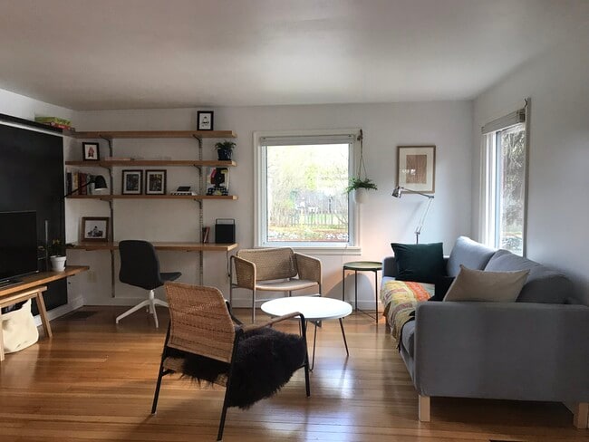 2215 Dahl Ln in Anchorage, AK - Foto de edificio - Building Photo