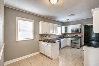 1135 Woodland St in Houston, TX - Foto de edificio - Building Photo