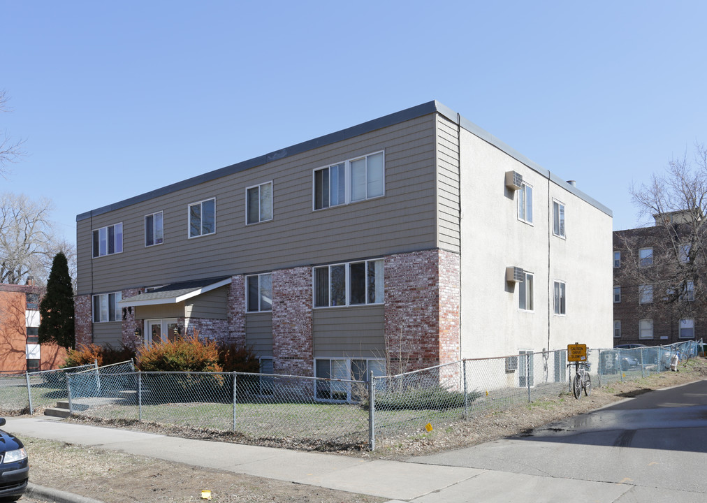 2401 Garfield Ave S in Minneapolis, MN - Foto de edificio