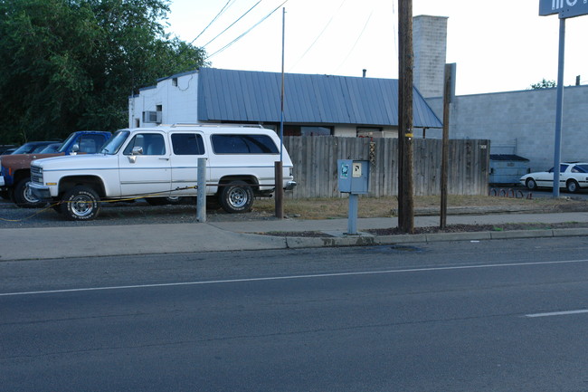 1812 Fruitvale Blvd in Yakima, WA - Foto de edificio - Building Photo