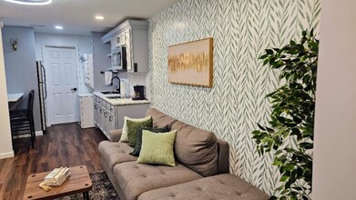 222 Walnut St NW, Unit B2 in Atlanta, GA - Foto de edificio - Building Photo