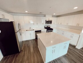 Villas at Valley Glen in Van Nuys, CA - Building Photo - Building Photo