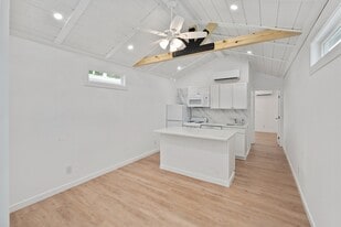 720 Pritchett Ln in Seven Points, TX - Building Photo