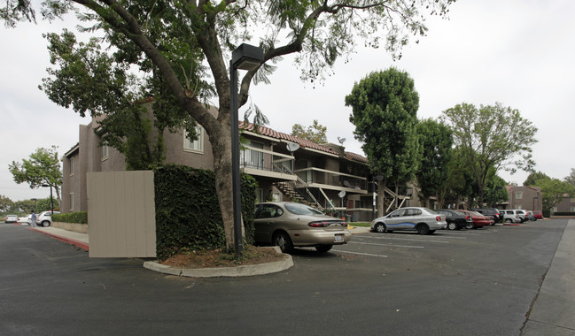 Villa Serena Senior Apartments in Chino, CA - Foto de edificio - Building Photo