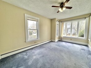 182 Ash St in Waltham, MA - Foto de edificio - Building Photo