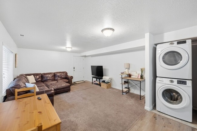 86 E Rose Way in Vineyard, UT - Building Photo - Building Photo