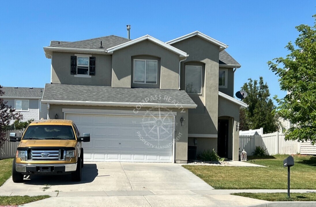 177 Interlochen Ln in Stansbury Park, UT - Building Photo