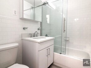 East 82nd Street in New York, NY - Foto de edificio - Building Photo