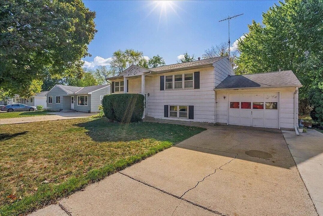 816 W 28th St in Cedar Falls, IA - Building Photo