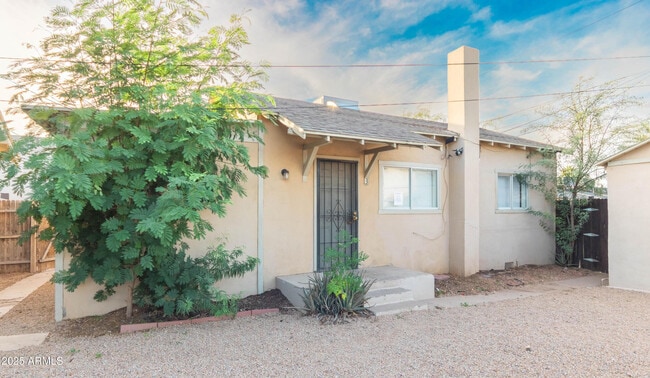 property at 2032 W Adams St