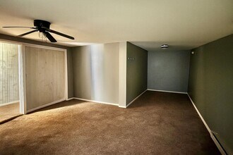 925 S Cedar St in Nevada, MO - Building Photo - Building Photo