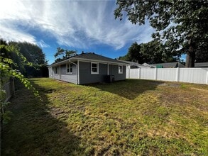 245 Pershing Ave in New Britain, CT - Building Photo - Building Photo