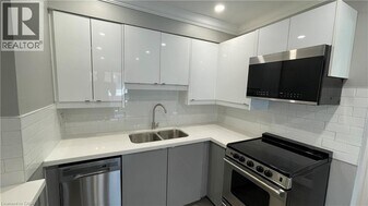 700 Lawrence Rd in Hamilton, ON - Building Photo