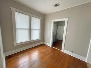909 Bina St, Unit B in Bryan, TX - Foto de edificio - Building Photo