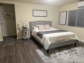 43 N Grand Oaks Ave in Pasadena, CA - Building Photo