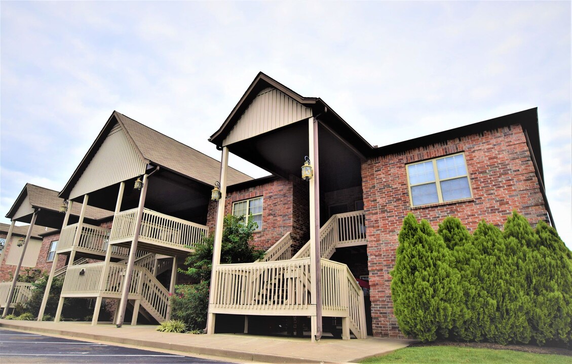 1006 N Goetz Blvd in Joplin, MO - Building Photo